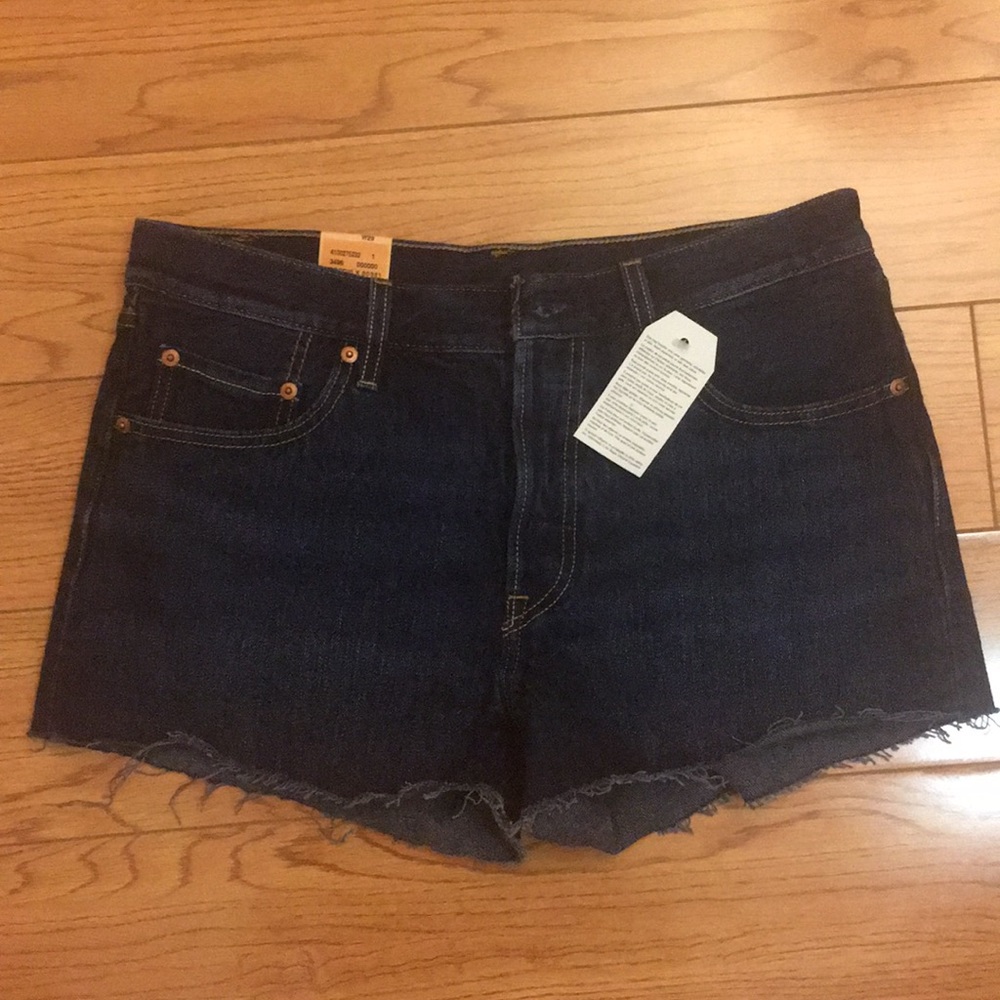 NEW WITH TAGS LEVI 501 DENIM SHORTS WOMEN